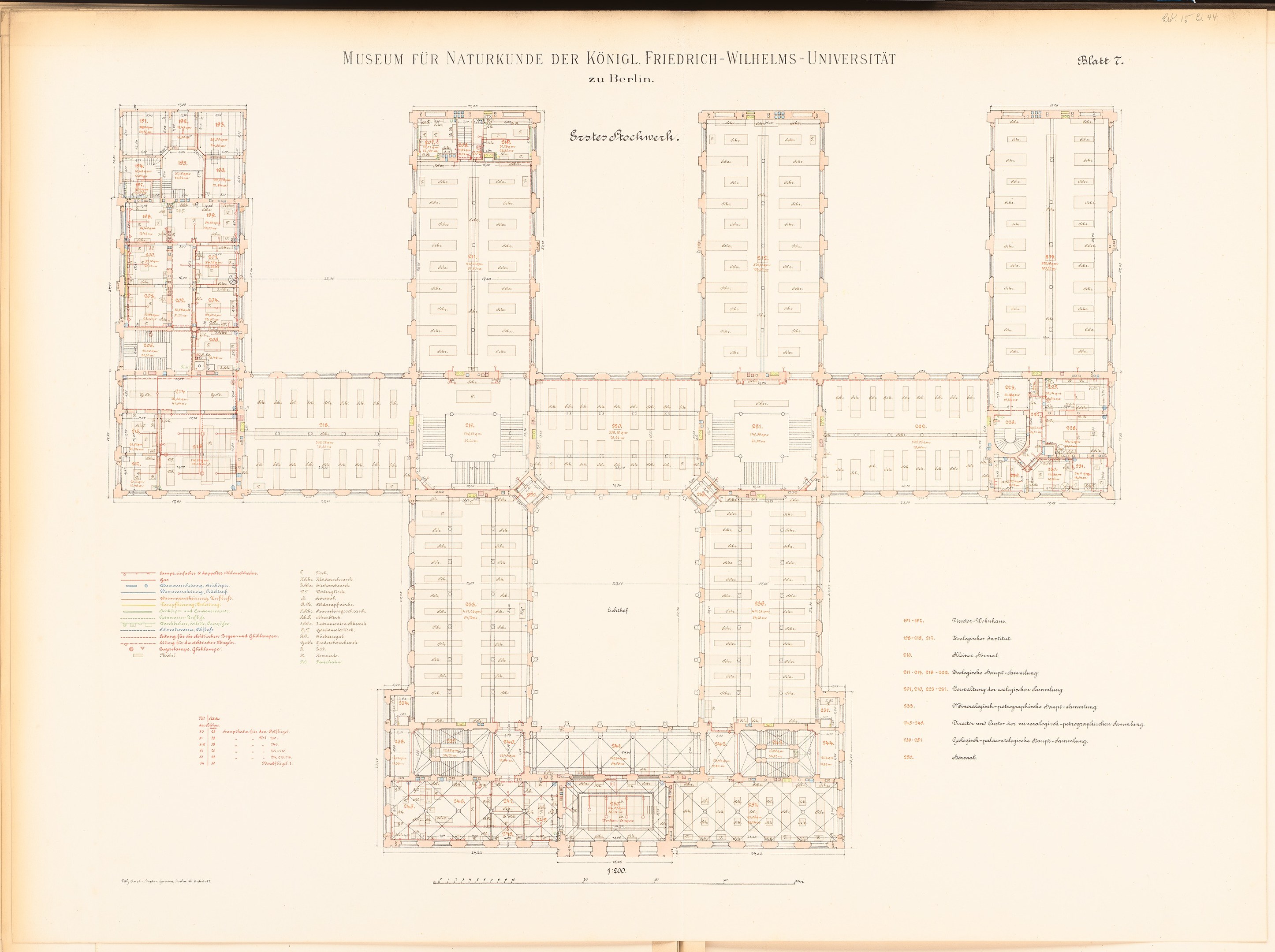 Offenes Buch mit detailliertem Grundriss eines Naturhistorischen Museums, einschließlich Räumen, Fluren, Fenstern und Türen, mit begleitendem Text, der den Aufbau des Gebäudes beschreibt.