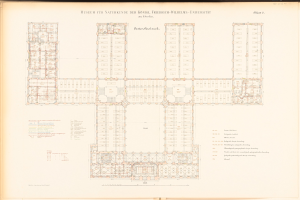 Offenes Buch mit detailliertem Grundriss eines Naturhistorischen Museums, einschließlich Räumen, Fluren, Fenstern und Türen, mit begleitendem Text, der den Aufbau des Gebäudes beschreibt.