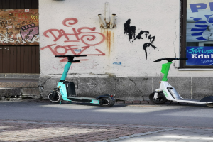 GER-D: Verkehrsunfall in Oberbilk - E-Scooter-Fahrer prallt gegen Wand - Zwei Verletzte - Verdacht auf Alkoholeinfluss