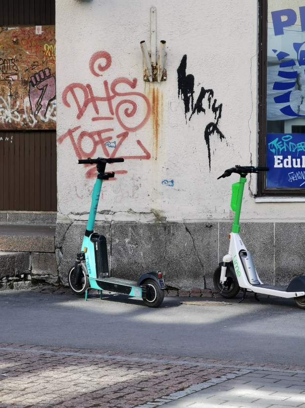 GER-D: Verkehrsunfall in Oberbilk - E-Scooter-Fahrer prallt gegen Wand - Zwei Verletzte - Verdacht auf Alkoholeinfluss