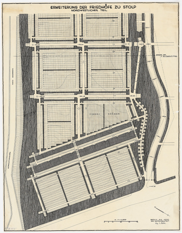 Alte Stadtkarte mit detaillierten Gebäudelayouts und handgeschriebenen Textanmerkungen auf altem Papier.