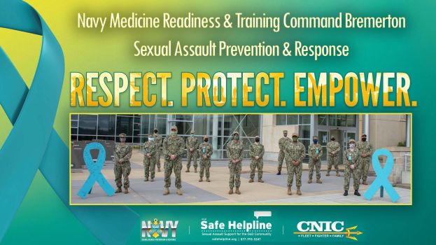 Plakat für das Sexual Assault Prevention & Response-Programm der Navy Medicine Readiness & Training Command Bremerton, das uniformierte Personen vor einem Gebäude zeigt, auf dem der Text 'Respect, Protect, Empower' steht.