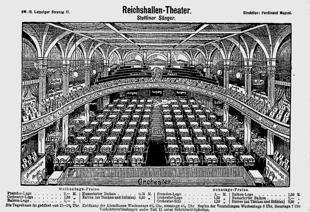 Schwarzes und weißes Zeichnung des Reichshallen Theaters in Berlin, das sein Auditorium mit Sitzreihen, Säulen und einer Decke zeigt, mit Text unten.