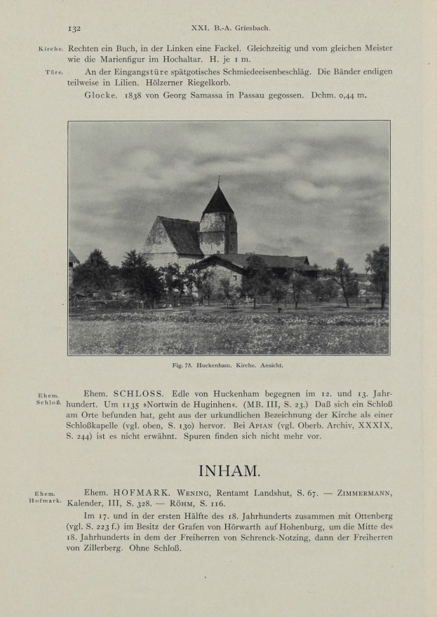 Ein altes Buch mit einer Kirchenillustration auf dem Cover, umgeben von Bäumen unter einem bewölkten Himmel, mit lesbarem Text im Inneren.