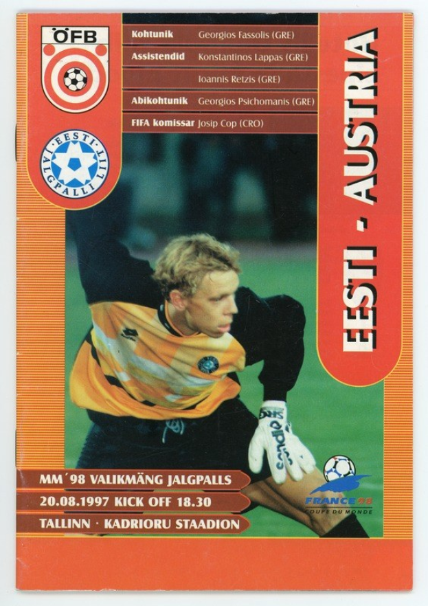 Fussballkarte aus der FIFA-Weltmeisterschaft 1998 mit einem Spieler in einem Trikot mit entschlossener Miene vor einem hellblauen Himmel mit weissen Wolken.