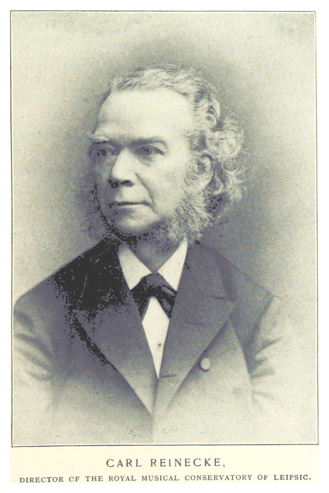Schwarzes und weißes Porträt von Carl Reinecke, Direktor des Königlichen Musik-Konservatoriums Leipzig, in einem Anzug mit Text unten.
