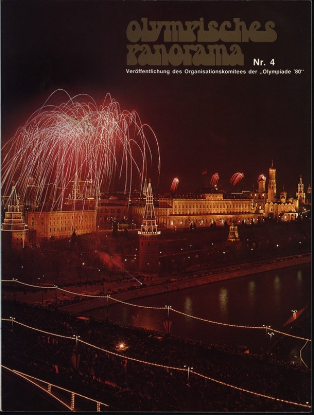 Plakat der Olympischen Spiele 1980 in Moskau mit beleuchteter Brücke über Wasser, Feuerwerk am Nachthimmel und Gebäuden im Hintergrund mit Text.