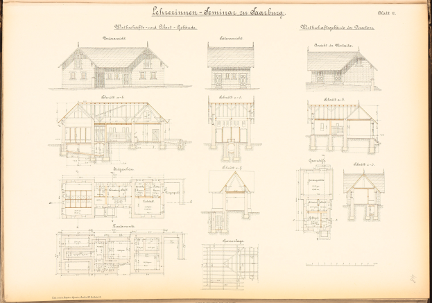 Offenes Buch mit detaillierten Architekturplänen und Text für eine Hausgestaltung, das eine Hausillustration auf dem Cover zeigt.