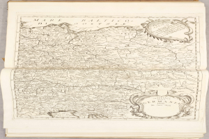 Altes Buch mit einer detaillierten Karte von Deutschlands Regionen auf dem Cover, begleitet von erklärendem Text.