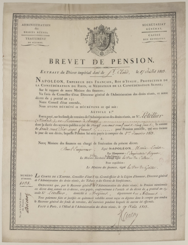 Altes Schwarz-Weiß-Pensionszertifikat mit einem Mannsgesicht, französischem Text und einem Logo.