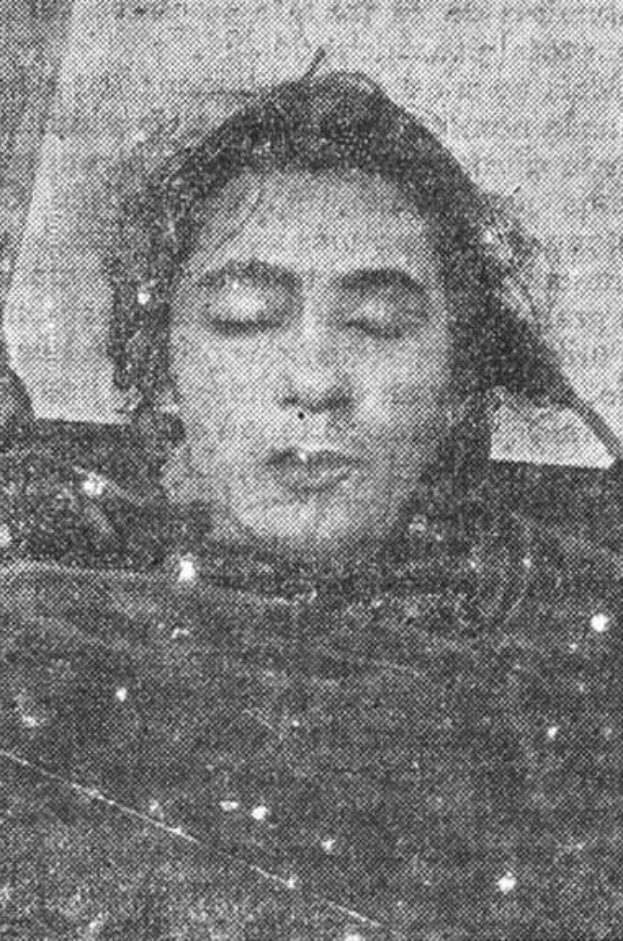 Schwarz-weißes Foto einer Frau mit geschlossenen Augen, die als erste Frau bei einem Autounfall getötet wurde, mit Text unten: "Erste Frau bei Autounfall getötet."