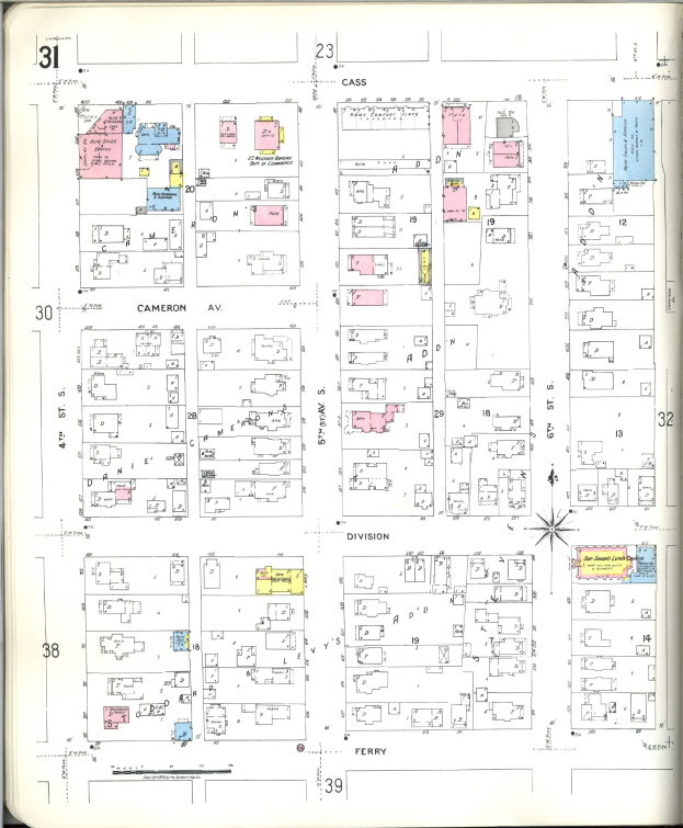 Ein abgenutztes Buch mit einer Stadtkarte aus den 1920er Jahren auf dem Cover, die Straßen, Gebäude, Parks und Sehenswürdigkeiten zeigt, begleitet von beschreibendem Text.