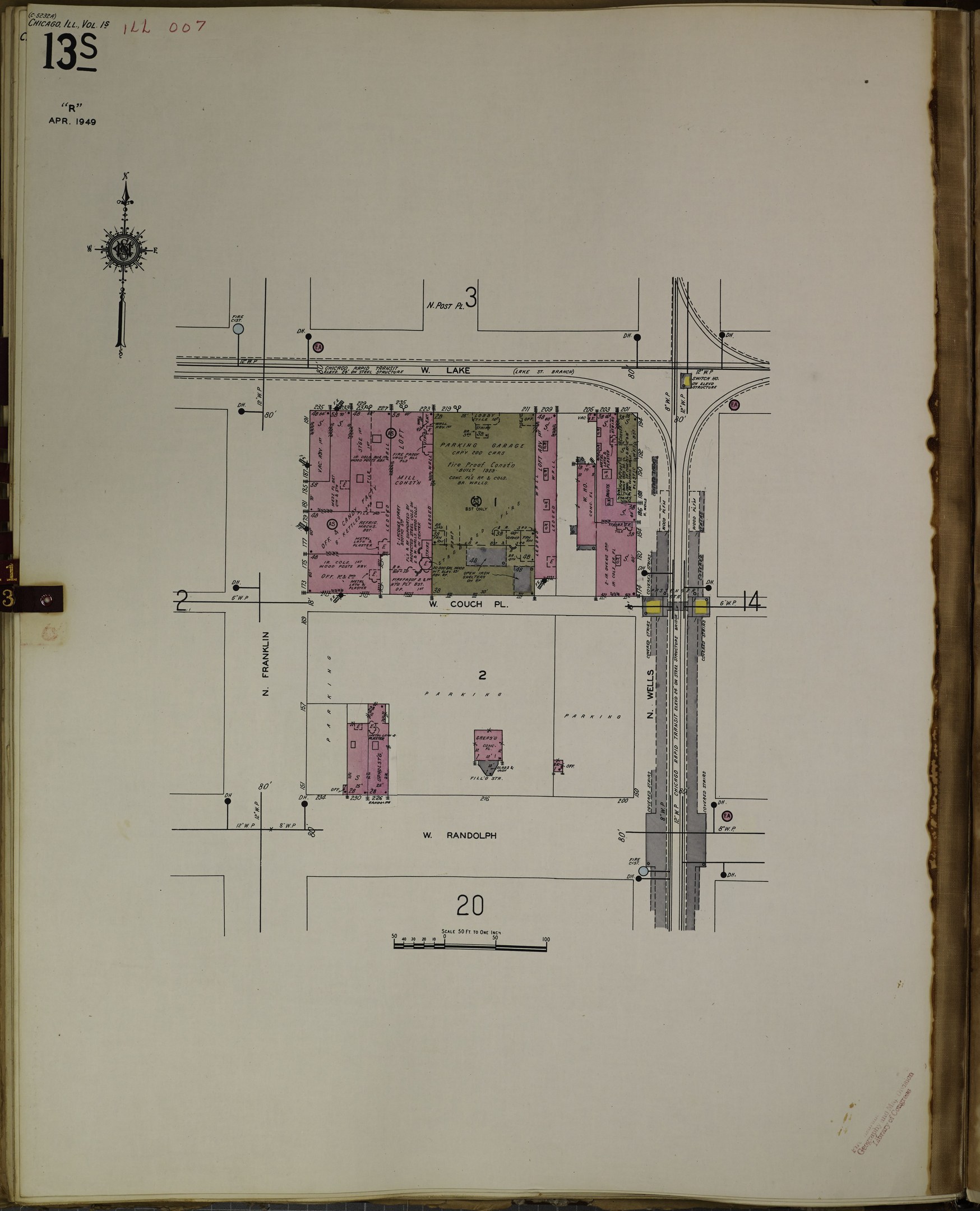 Offenes Buch mit detaillierter Stadtkarte-Illustration und umgebendem Text auf seinen Seiten.