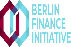 Das Logo der Berlin Finance Initiative zeigt einen blauen Kreis mit einer weißen Umrandung und einem weißen 'B' in der Mitte, umgeben von einem weißen Ring mit einem blau-weißen Karomuster, alles auf einem weißen Hintergrund mit der Aufschrift 'Berlin Finance Initiative' in fetter schwarzer Schrift.