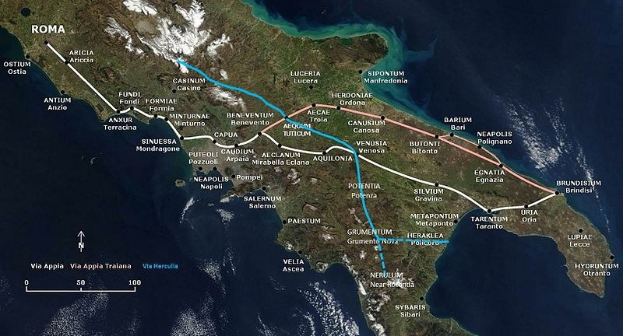 Blaue Linie auf einer Karte von Italien, die eine kreisförmige Zugroute von Rom nach Rom nachzeichnet, mit beschrifteten Städten und Orten entlang des Weges.