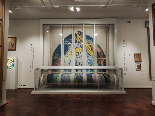 Ein Ausstellungsraum im Museum of Modern Art in New York City, der zahlreiche Gemälde zeigt, darunter eines in einer Glasvitrine, gerahmte Kunst an den Wänden und Deckenbeleuchtung.
