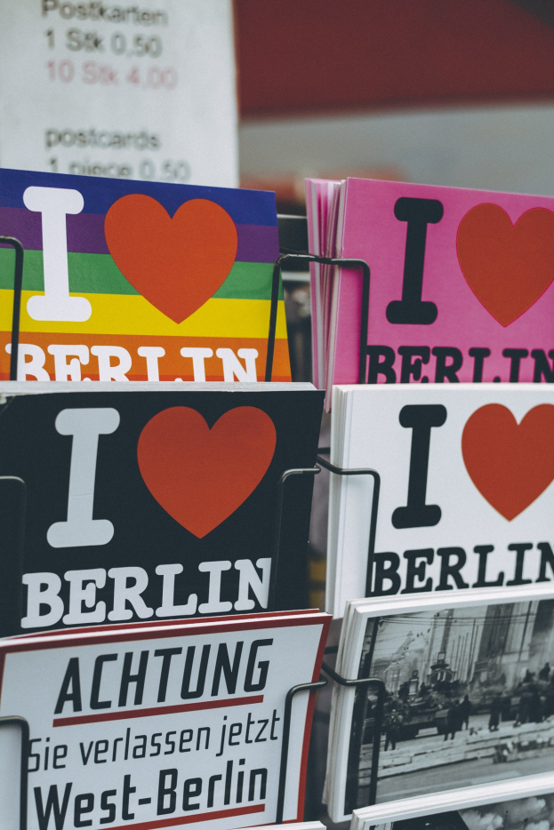 Ein Display mit Büchern und Postern mit der Aufschrift "Ich liebe Berlin" vor einem sanft unscharfen Hintergrund.