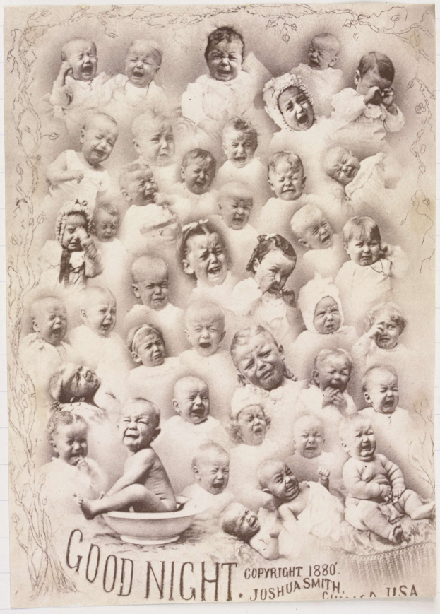 Ein altes Foto von mehreren lachenden Babys in einer Schüssel mit der Aufschrift "Gute Nacht" unten.