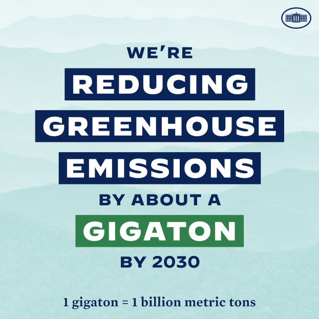 Plakat mit Text und Logo, das "Wir reduzieren die Treibhausgasemissionen bis 2030 um etwa eine Gigatonne" propagiert.