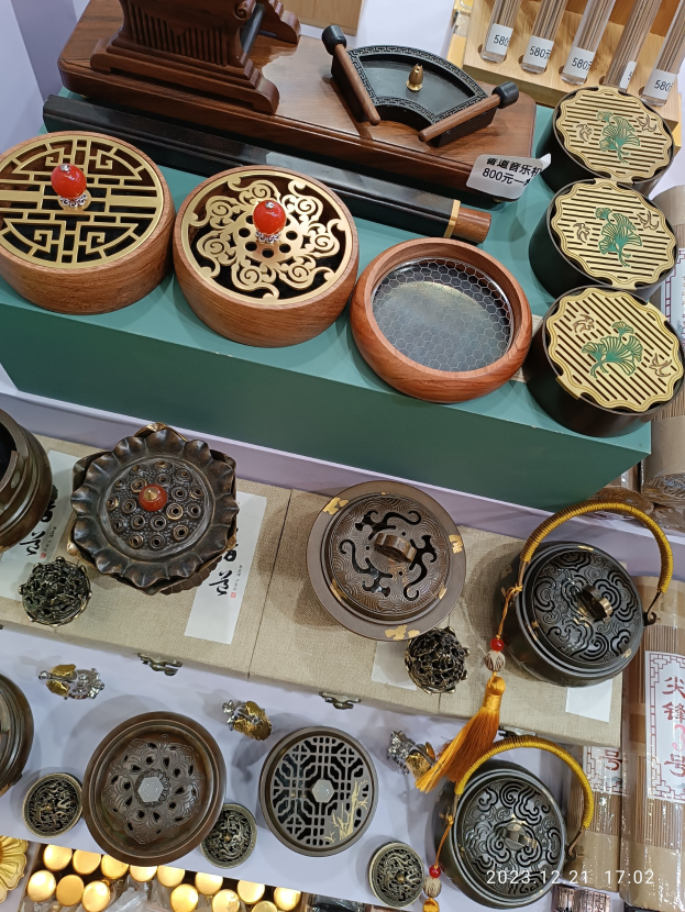 Ein Tisch mit verschiedenen chinesischen Räucherstäbchen, Schachteln und Papieren, die wahrscheinlich für ein chinesisches Neujahrsfest arrangiert sind.