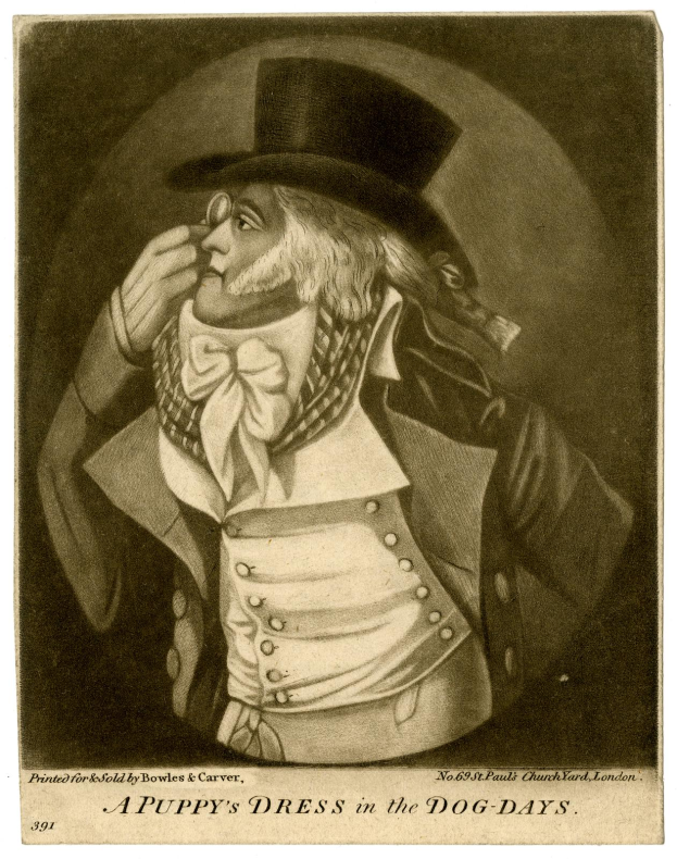 Ein Mann in einem hellblauen Kleid mit weißem Kragen, Manschetten und Fliege, der einen Zylinder trägt, steht mit gefalteten Händen und einem leichten Lächeln da und schaut in die Ferne.