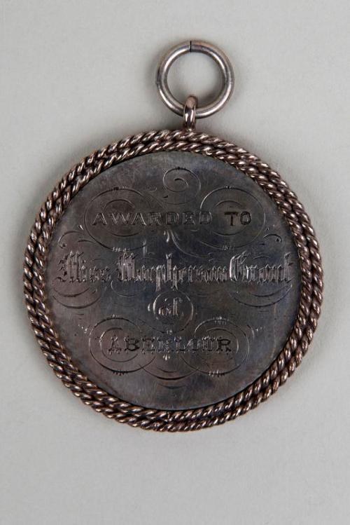 Silberne Medaille mit Seil, beschriftet mit "Ausgezeichnet an den Stadtrat", mit verziertem Rand.