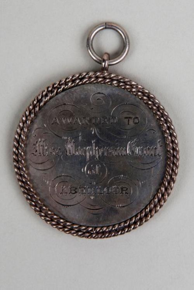 Silberne Medaille mit Seil, beschriftet mit "Ausgezeichnet an den Stadtrat", mit verziertem Rand.