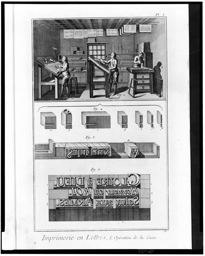 Schwarze und weiße Gravur eines Mannes, der in einer Fabrik arbeitet, mit einem Papier in Vordergrund, das Text und Abbildungen von Menschen, Tischen und anderen Gegenständen enthält, mit der Beschriftung "Imprimerie en lettres, l'opération de la casse" unten.
