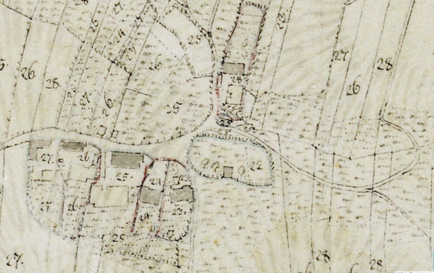 Detailierte alte Stadtkarte mit nummerierten Gebäuden, Straßen und Text, die eine geplante Baustelle am unteren Rand zeigt.