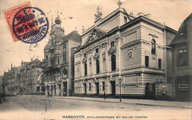 Schwarz-weiß-Postkarte einer Stadtstraße in Hannover, Deutschland, mit Gebäuden, Straßenmasten, Lampen, Passanten und Himmel, mit Text und einer Briefmarke unten.