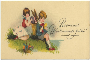 Alte Postkarte mit zwei Kindern auf dem Rasen sitzend, eines hält einen Korb mit Ostereiern und das andere ein Spielzeug, im Hintergrund ein Plakat mit Text.