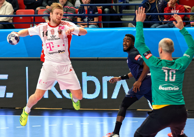 Eine Gruppe von Männern, die auf einem Feld Handball spielen, während des Futsal-Weltmeisterschaftsspiels 2019 zwischen Bayern München und Paris Saint-Germain, mit Zuschauern im Hintergrund.
