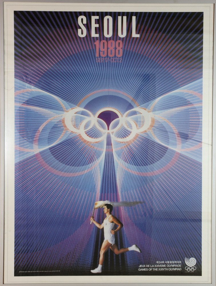 Plakat für die Olympischen Spiele 1988 in Seoul, Südkorea, das einen Läufer mit den Olympischen Ringen im Hintergrund und den Text "Olympische Spiele" oben zeigt.