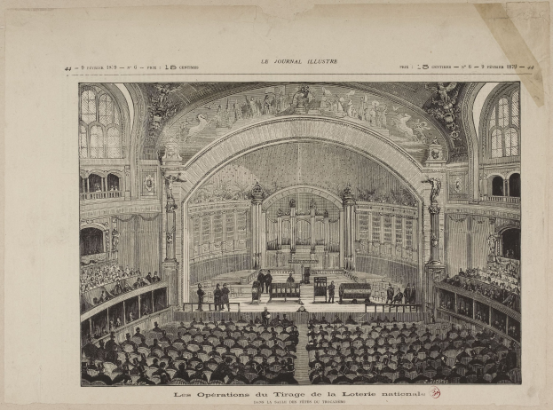 Schwarze und weiße Illustration eines großen Auditoriums mit Sitzplätzen und stehenden Menschen, mit Skulpturen an den Wänden, Fenstern auf beiden Seiten und Text am unteren Rand.