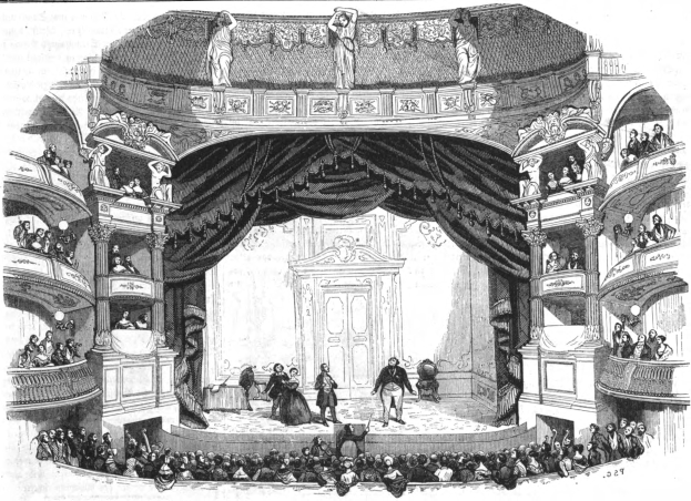 Schwarze und weiße Zeichnung einer Bühne im Royal Opera House, London, mit Darstellern, Geländern, Säulen, Vorhängen und einer Tür mit Text unten.