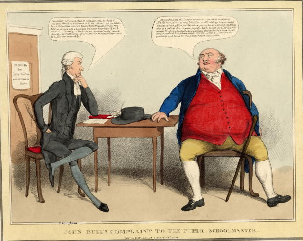 Zwei Personen sitzen einander gegenüber an einem Tisch mit einem Hut und Papieren, wobei eine Person auf eine wandmontierte Anzeige neben einer Tür zeigt.