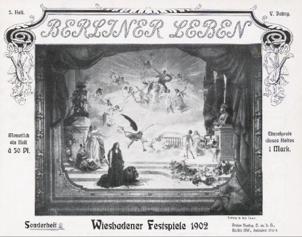 Schwarz-weißes Foto einer Bühne mit dem Label "Wiesbadener Festspiele 1902" und Darstellern in traditioneller deutscher Tracht sowie einem applaudierenden Publikum im Hintergrund.