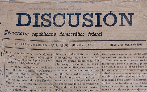 Ein gelbstichiges, leicht zerknittertes Zeitungsblatt mit der schwarzen Schrift "Diskussion", das die Schlagzeile "Semanario Repúblicano Democrático Federal" trägt.