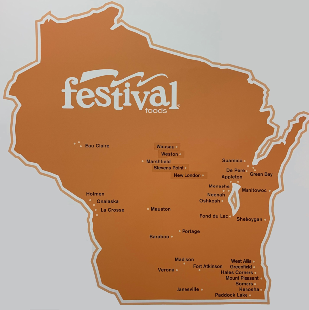 Leuchtendes und farbenfrohes Plakat einer Wisconsin-Karte voller Obst, Gemüse und Snacks, beschriftet mit "Festival Foods."