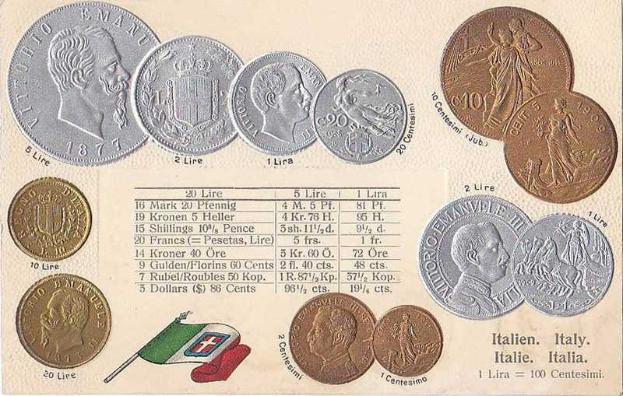 Eine Sammlung italienischer Münzen von 1877–1910, darunter mehrere 20-Lire-Stücke, auf Papier angeordnet mit Flaggen Italiens unten.