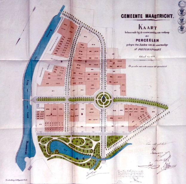 Ein detaillierter Stadtplan auf Papier, der Straßen, Gebäude und Sehenswürdigkeiten mit zusätzlichen Textinformationen zeigt.