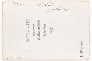 Eine alte weiße Visitenkarte mit handgeschriebenem Text und gedrucktem Text, wahrscheinlich ein Name.