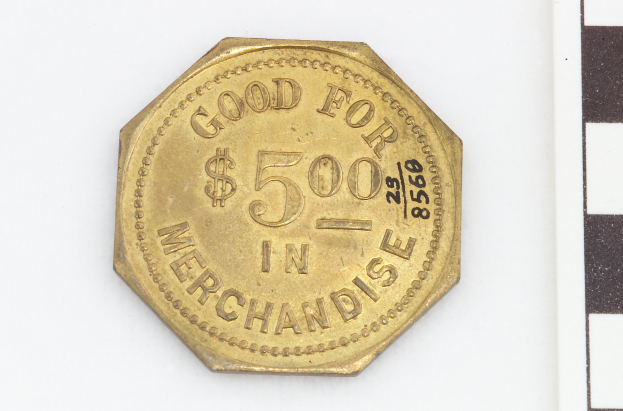 Eine Goldmünze mit der Aufschrift "Gut für 500 Dollar in Waren" auf einem weißen Hintergrund.