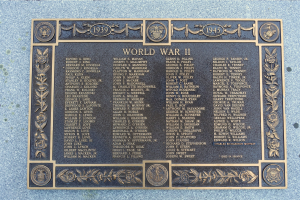 Steintafel an der Außenseite eines Gebäudes mit der Inschrift "Zweiter Weltkrieg".