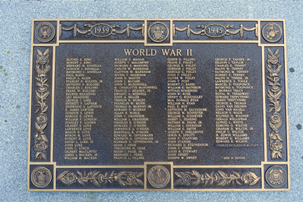 Steintafel an der Außenseite eines Gebäudes mit der Inschrift "Zweiter Weltkrieg".