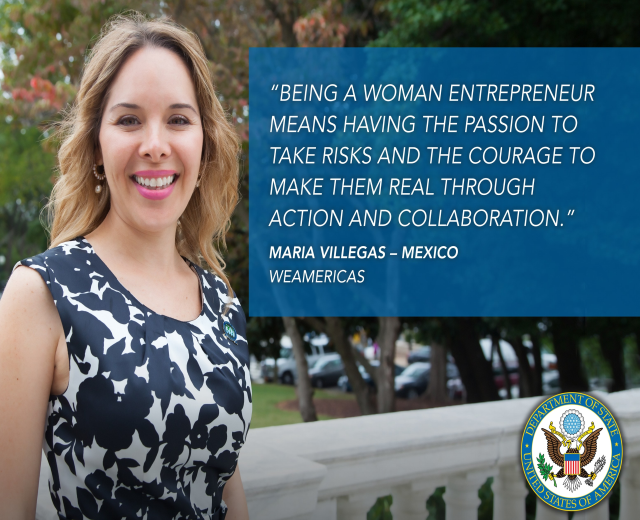 Eine Frau in einem schwarzen und weißen Kleid steht vor einem Zaun mit einem Zitat über Frauenunternehmertum, mit Bäumen, Fahrzeugen und einem klaren Himmel im Hintergrund.