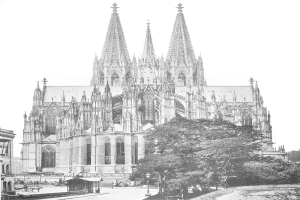Ein Schwarz-Weiß-Foto des Kölner Doms in Köln, Deutschland, ein majestätisches Gebäude mit hohen Türmen und detaillierten Verzierungen, umgeben von Bäumen, Straßenlaternen, Menschen auf der Straße und dem Himmel im Hintergrund.