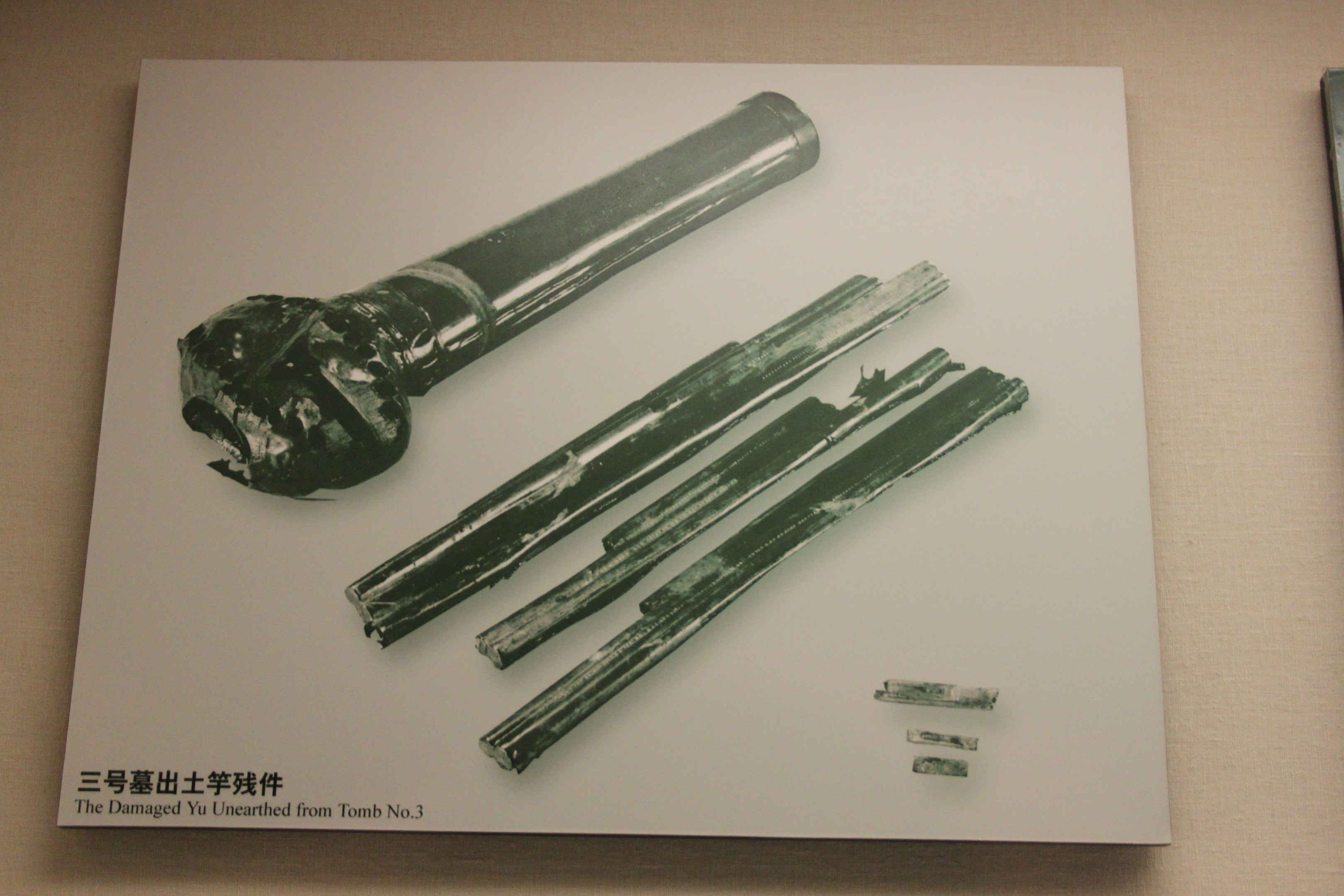 Ein Tisch mit einem Buch, das ein Bild einer Feuerwaffe mit langem Lauf und Text zeigt.