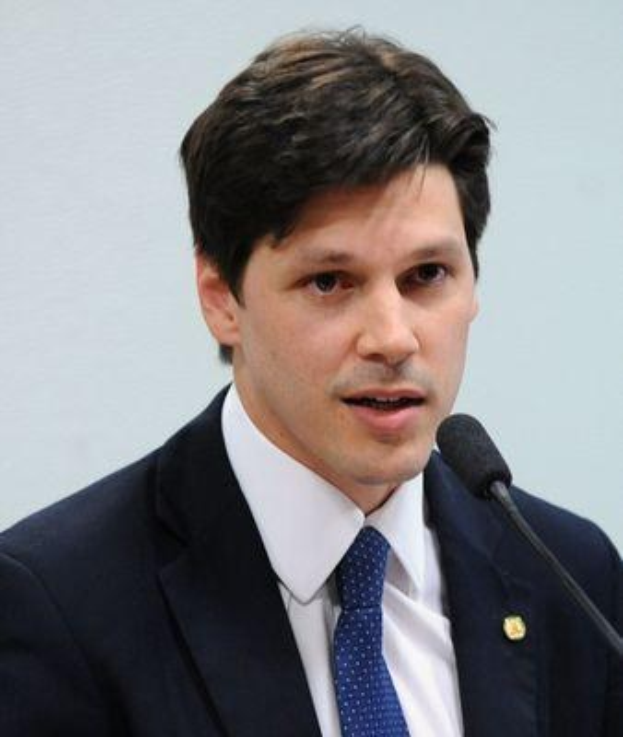 Ein Mann im Anzug spricht in ein Mikrofon an einem Podium, wahrscheinlich bei der Vorstellung eines Regierungsentwurfs zum Verbot des Internets.