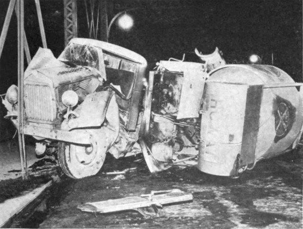 Schwarz-weiß-Foto eines umgestürzten Autos am Straßenrand mit Metallstangen und einem Laternenpfahl im Hintergrund, beschriftet mit "1930er Jahre Autounfall" unten.